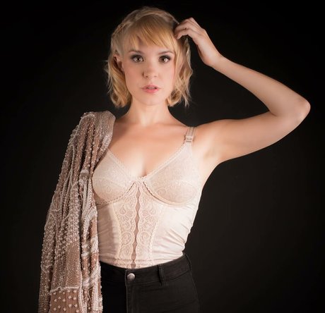 Brea Grant schöne pornographische foto