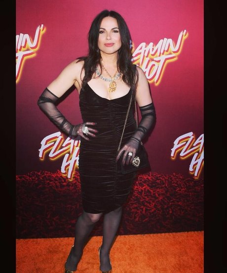 Lana Parilla nackt nette bild