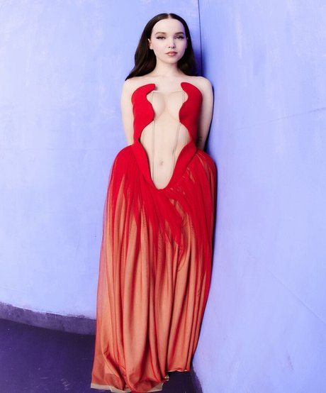 Dove Cameron perfekte nacktheit galerie