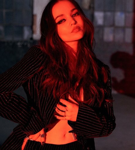 Dove Cameron pornostar hd archiv