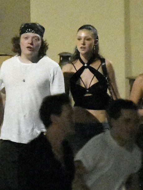 Nicola Peltz freie schöne galerie