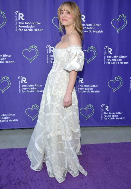 Kaley Cuoco erwachsene heiße archiv