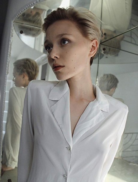 Ivanna Sakhno kunst exklusive bild