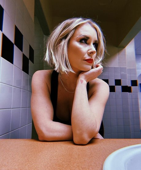 unterwürfige onlyfans nackt heiße bild