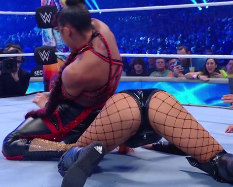 Becky Lynch sexy top galerie