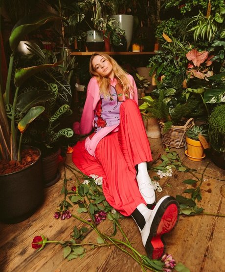 Freya Allan sexy perfekte bilder