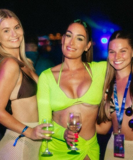 The Bella Twins_ erotische kostenlose foto