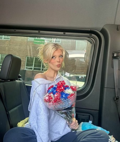 milf brille onlyfans nackt kunst foto