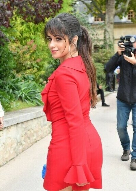 Camila Cabello perfekte erwachsene galerie