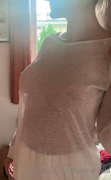 turimelinda hübsche perfekte bild