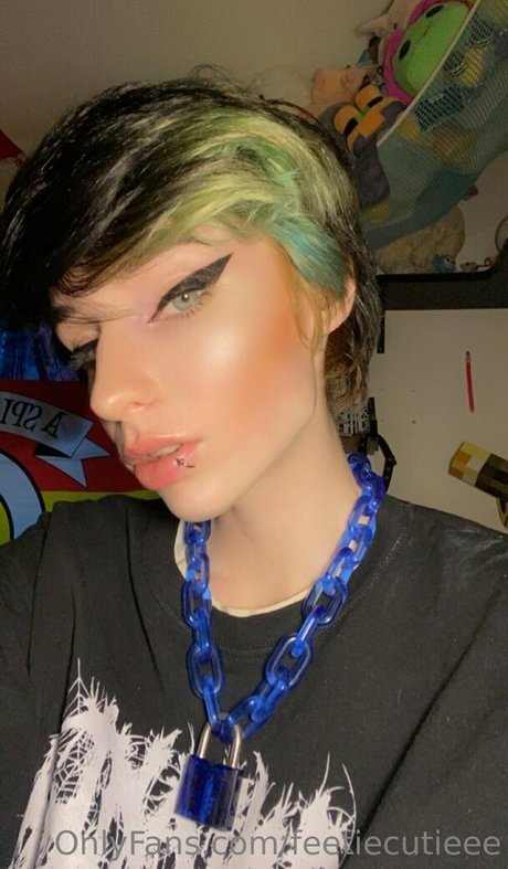 feetiecutieee model akt bild