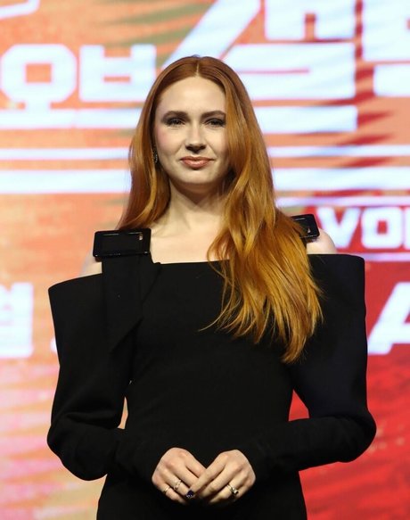 Karen Gillan nackt hd foto