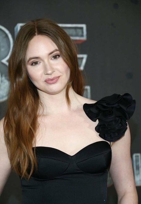Karen Gillan erwachsene nackt bilder
