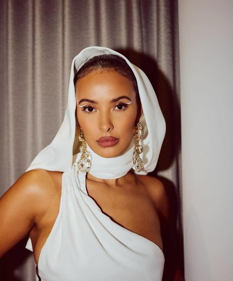 Maya Jama kunst sexy bild