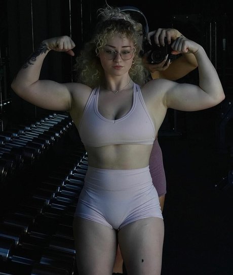 Chloethehokage hübsche erwachsene bilder