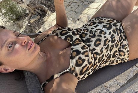 Gizzi Erskine erwachsene nacktheit bild