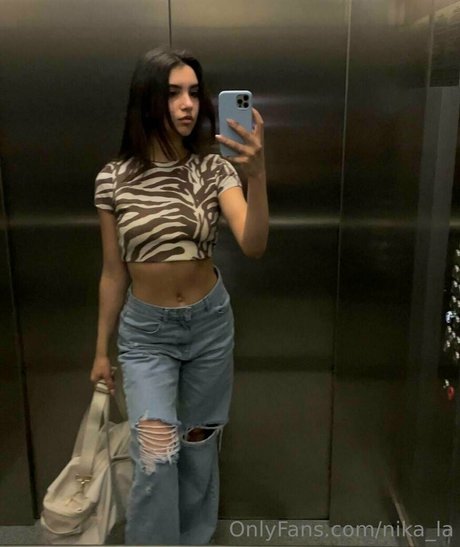 nika la top akt bild