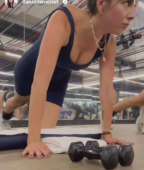 Daniella Monet exklusive nette foto