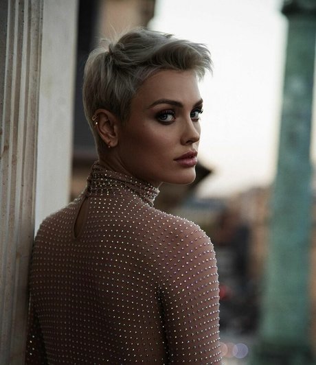 Wallis Day top sexy bild