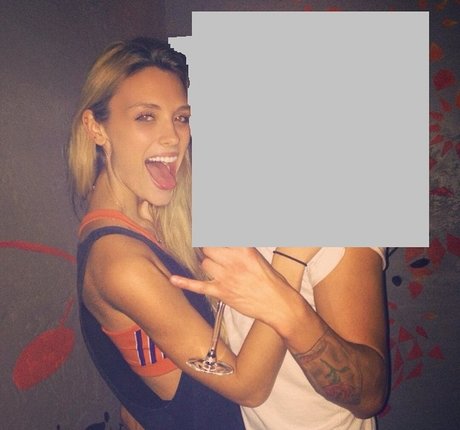 Wallis Day schauspielerin sexy bilder