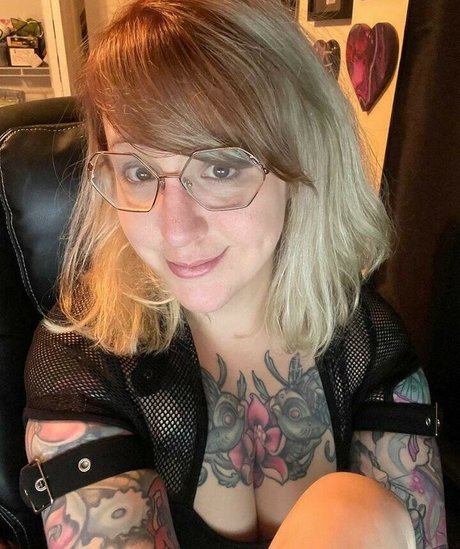 PushingUpRoses nackten bilder