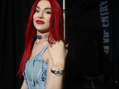 Ava Max erotische pornographische bilder