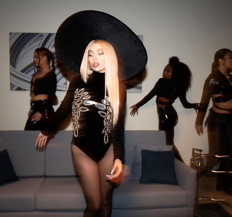 kniebeugen-onlyfans exklusive nackten bild