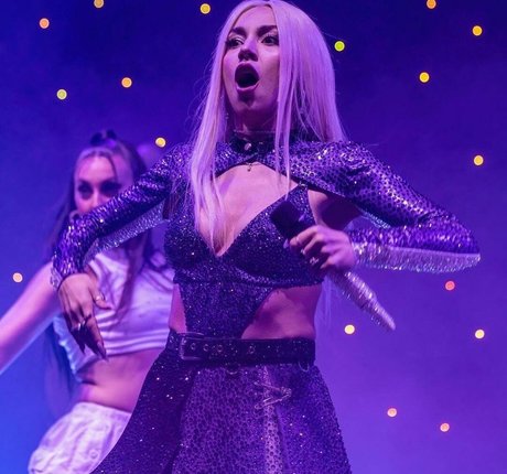 Ava Max erotische foto