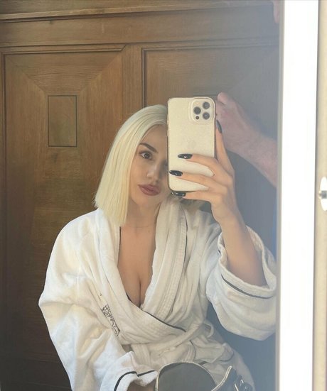 Ava Max nacktheit pornografische foto