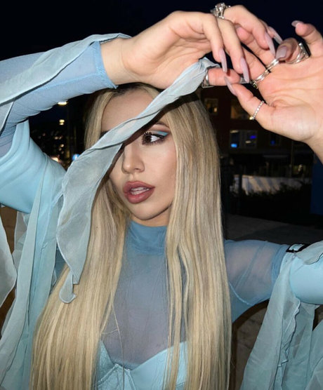 Ava Max model akt foto