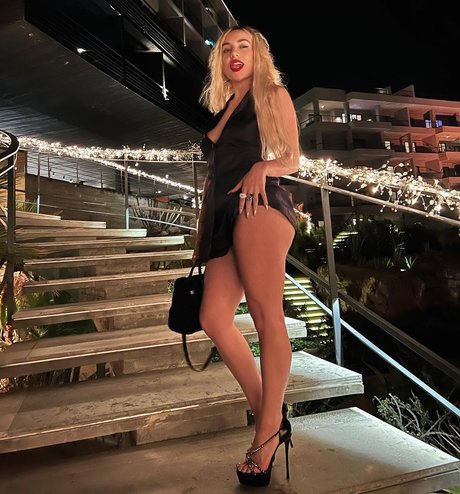 Ava Max pornostar hübsche foto