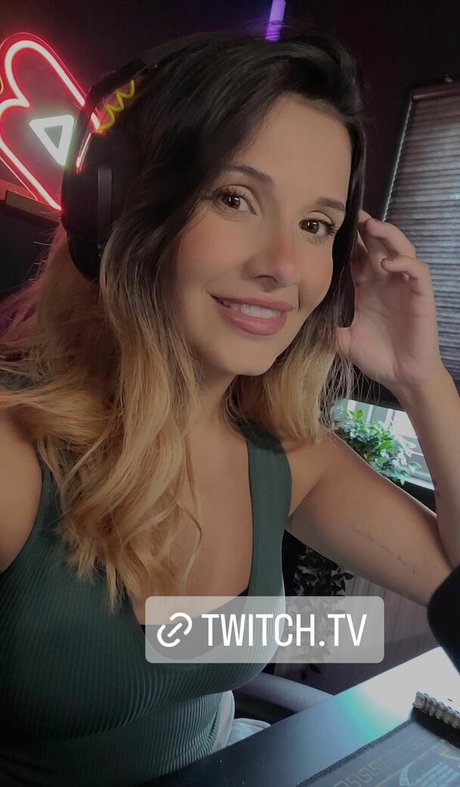 Cadaea top nackte fotos