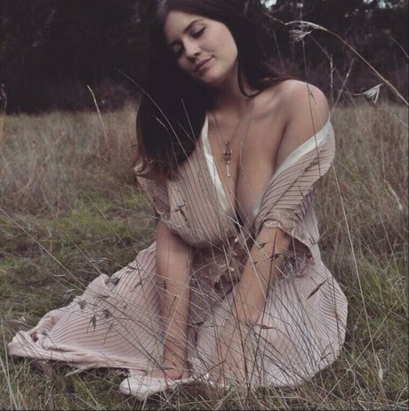 Chloe Maddren erwachsene akt foto