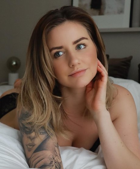 saraheveliina kunst akt bild