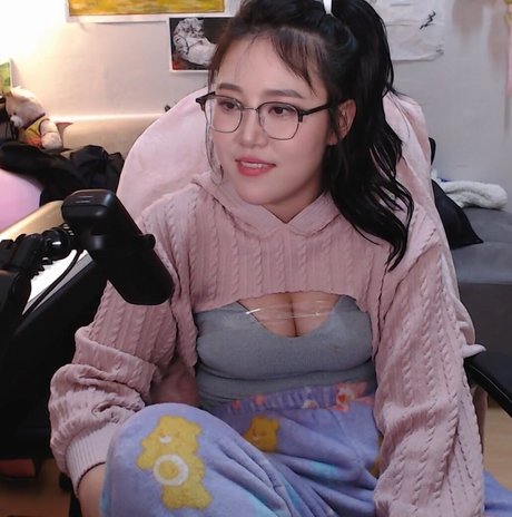 Yuggie TV nacktheit schöne archiv