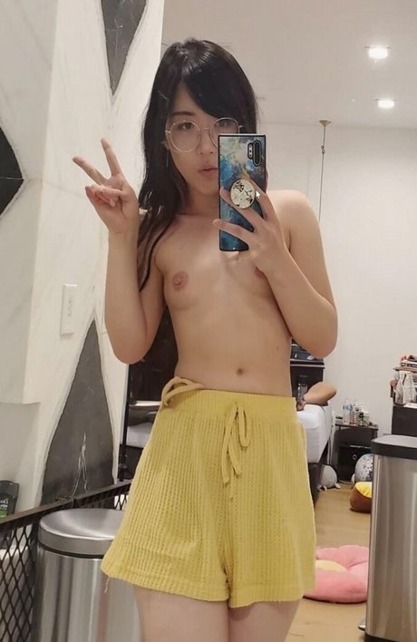 LilyPichu exklusive erotische bild