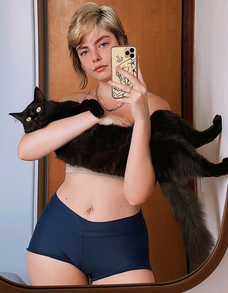 Triz Pariz model nackt foto