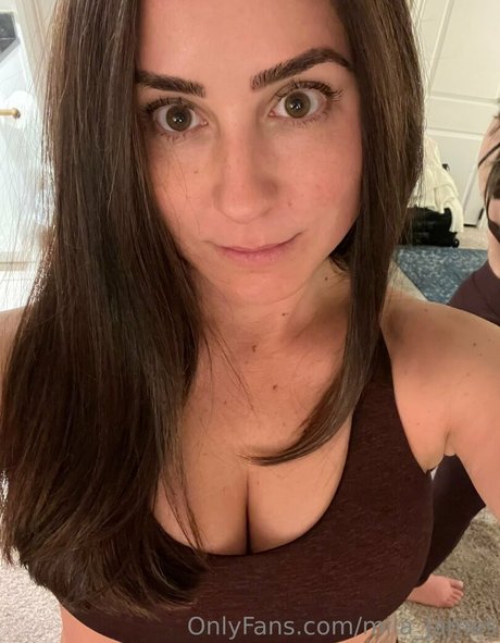 mila james freie top foto