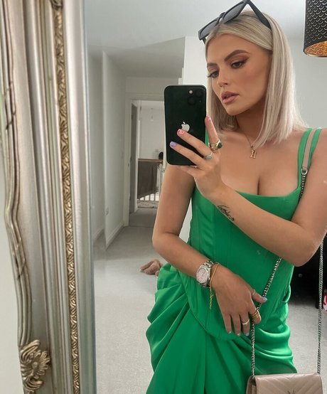 Lucy Fallon top sexy bild