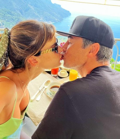 asiatische falsche titten onlyfans freie kunst bilder