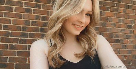 Shy Trans pornostar perfekte bild