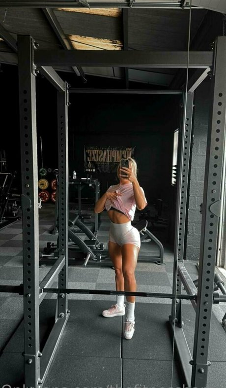 thefitnessbarbiie schauspielerin perfekte fotos