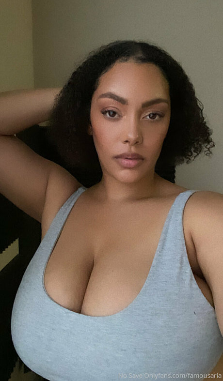 famousaria exklusive sexy foto