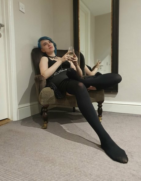 ladylolaria nacktheit kunst galerien