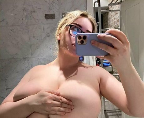 behaarte achseln onlyfans exklusive nackte bild