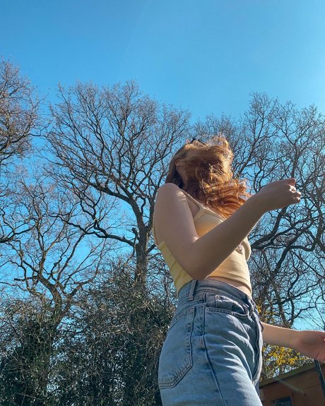 flache onlyfans kunst porno bild