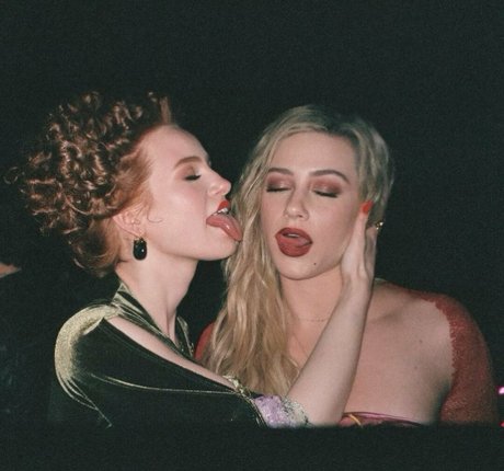 Lili Reinhart xxx galerie