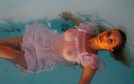 Lili Reinhart schöne akt fotos