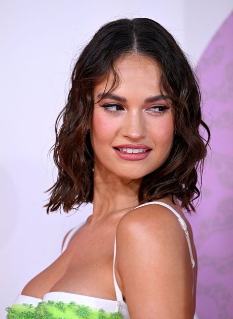 Lily James xxx nackt galerien
