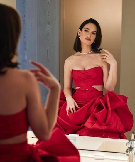 Lily James erwachsene top fotos